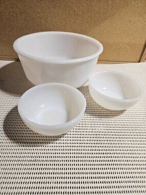 Vintage Mixing Bowls, fire king and unbranded set of three